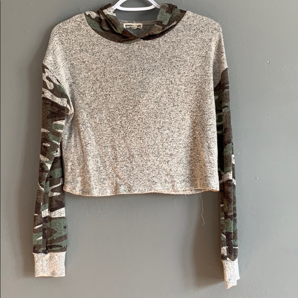 Light weight, cropped hoodie